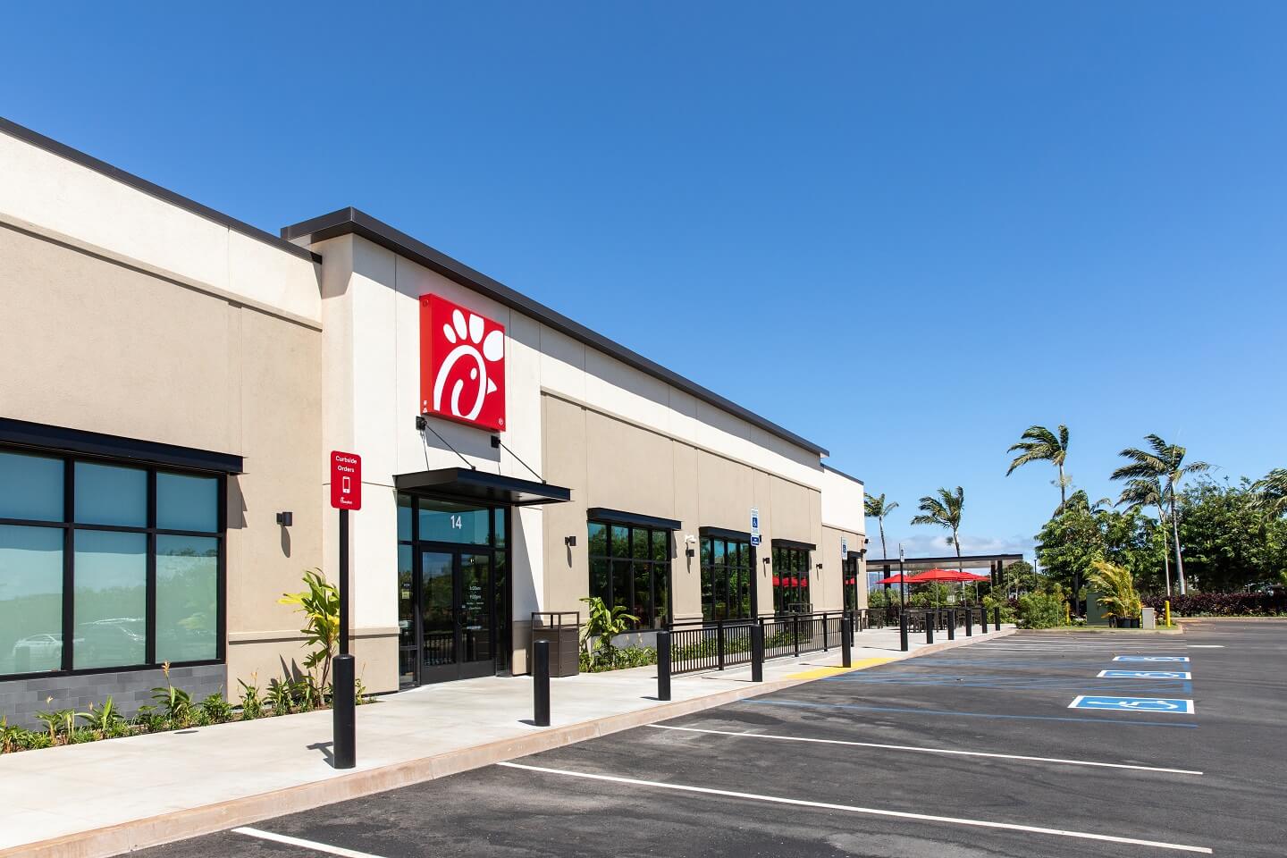 Daytime outside ﻿of the Hawaii Chick-fil-A restaurant