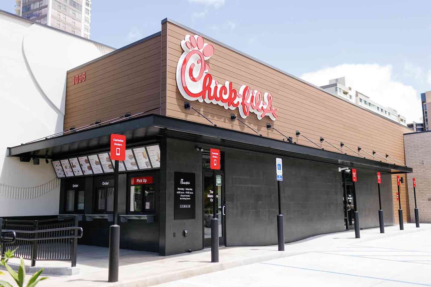 The exterior of the Chick-fil-A Makiki restaurant, he first drive-thru focused Chick-fil-A location on O‘ahu.