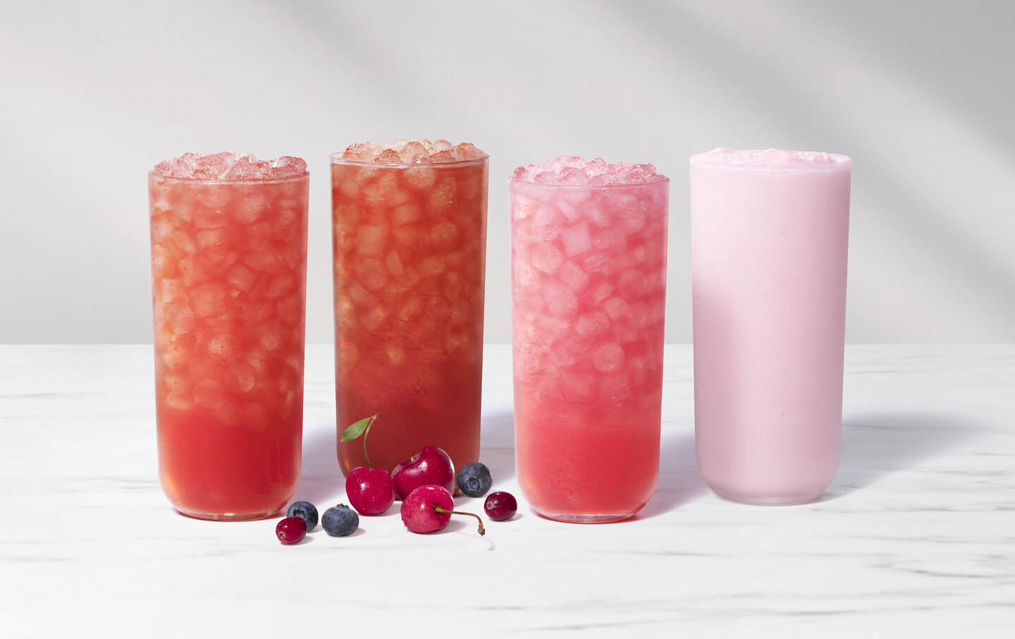La línea nueva de bebidas de temporada Cherry Berry de Chick-fil-A.